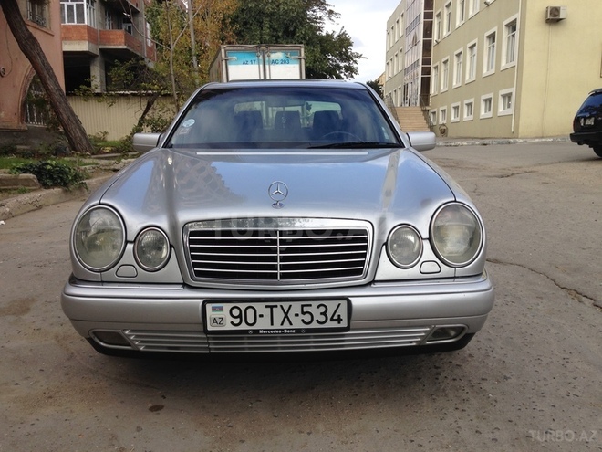 Mercedes E 220 1999, 298,000 km - 2.2 л - Bakı