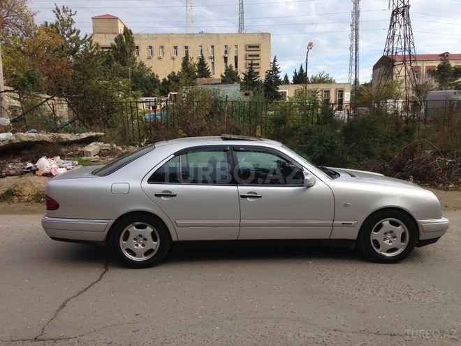 Mercedes E 220 1999, 298,000 km - 2.2 л - Bakı