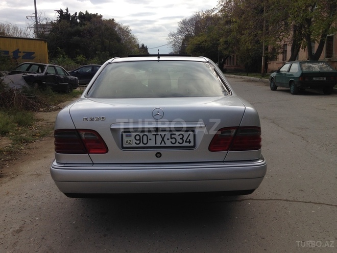 Mercedes E 220 1999, 298,000 km - 2.2 л - Bakı