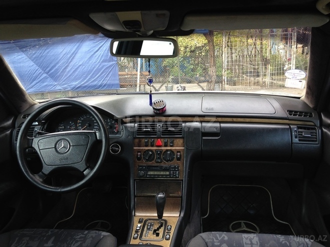 Mercedes E 220 1999, 298,000 km - 2.2 л - Bakı