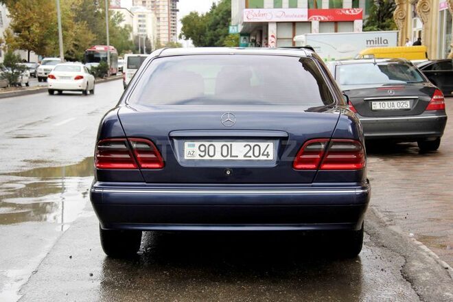 Mercedes E 220 2000, 243,000 km - 2.2 l - Bakı
