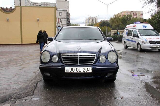 Mercedes E 220 2000, 243,000 km - 2.2 l - Bakı