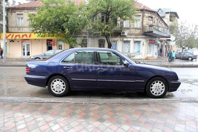 Mercedes E 220 2000, 243,000 km - 2.2 l - Bakı
