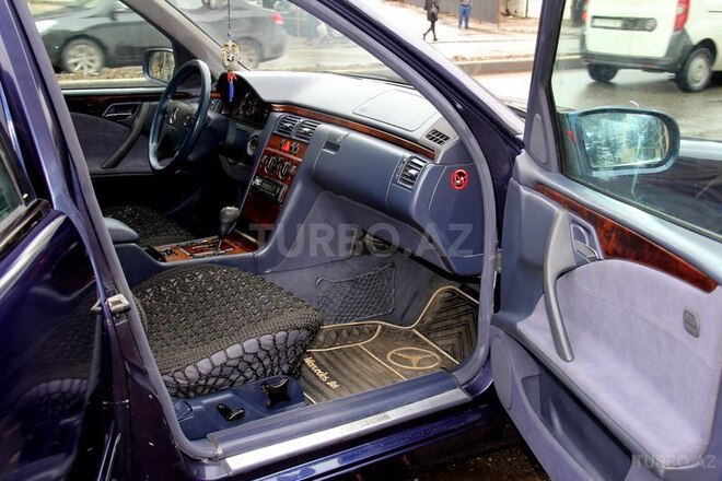 Mercedes E 220 2000, 243,000 km - 2.2 l - Bakı