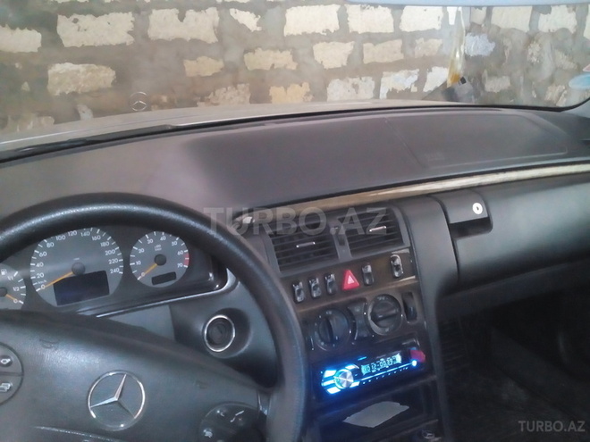 Mercedes E 200 2000, 170,000 km - 2.0 л - Salyan