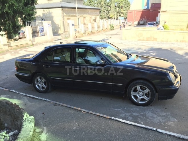 Mercedes E 220 2001, 280,000 km - 2.2 l - Bakı