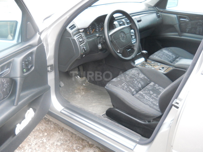 Mercedes E 240 1998, 202,300 km - 2.4 л - Sumqayıt