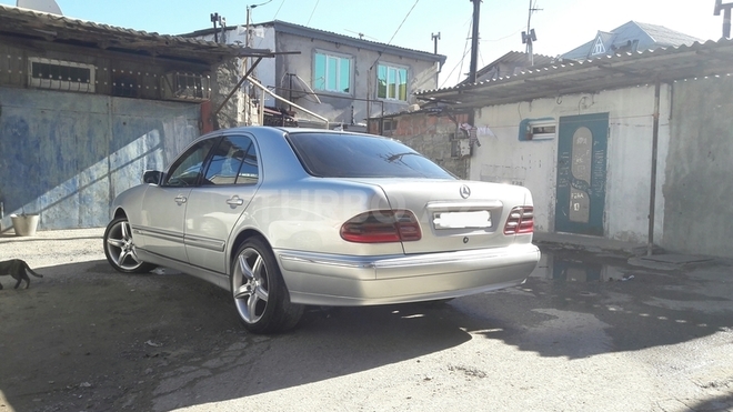 Mercedes E 220 1999, 247,000 km - 2.2 л - Bakı