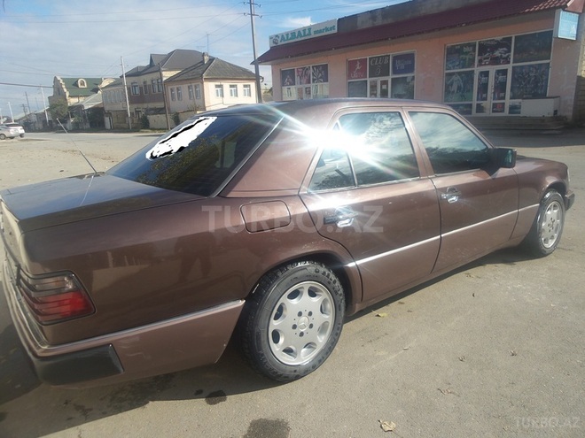 Mercedes E 220 1993, 375,000 km - 2.2 l - Quba