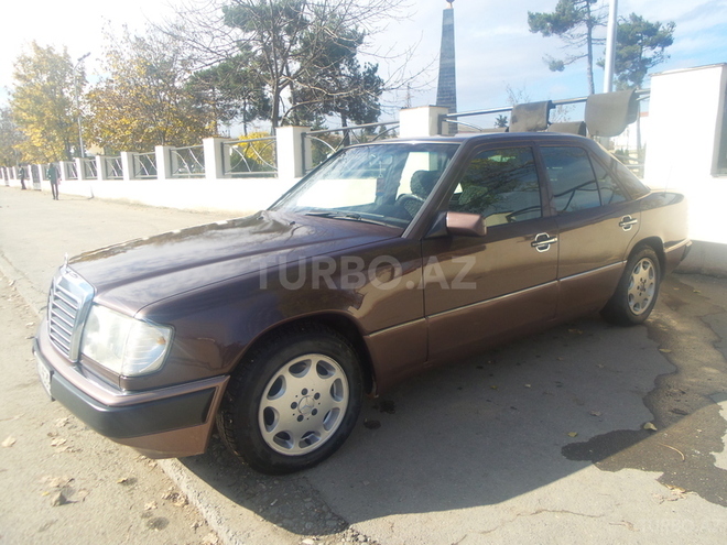 Mercedes E 220 1993, 375,000 km - 2.2 l - Quba