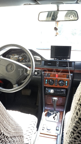 Mercedes E 320 1994, 256,000 km - 3.2 l - Yevlax