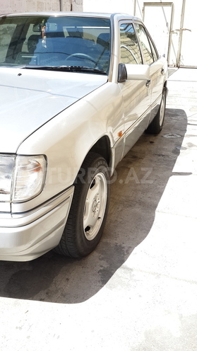 Mercedes E 320 1994, 256,000 km - 3.2 l - Yevlax