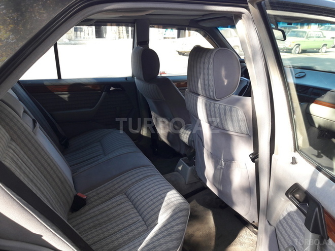 Mercedes E 230 1993, 329,600 km - 2.3 l - Bərdə