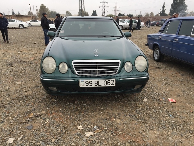 Mercedes E 220 2000, 220,456 km - 2.2 l - Gəncə