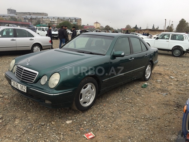 Mercedes E 220 2000, 220,456 km - 2.2 l - Gəncə