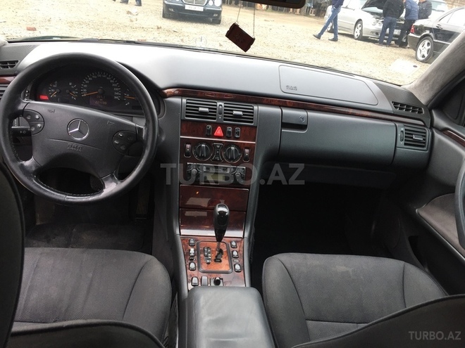 Mercedes E 220 2000, 220,456 km - 2.2 l - Gəncə