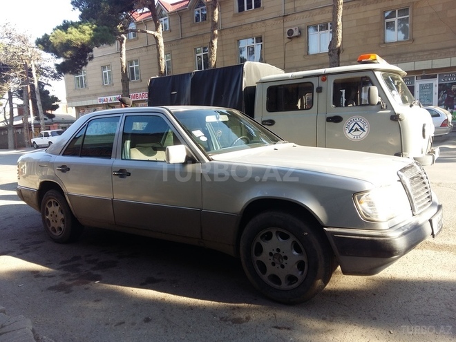 Mercedes E 200 1993, 325,000 km - 2.0 l - Bakı