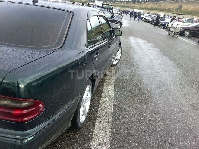 Mercedes E 220 2002, 289,000 km - 2.2 l - Bakı