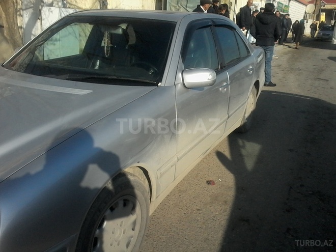 Mercedes E 220 2000, 188,000 km - 2.2 l - Bakı