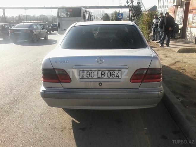 Mercedes E 220 2000, 188,000 km - 2.2 l - Bakı