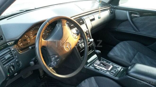 Mercedes E 220 2001, 176,000 km - 2.2 l - Bakı