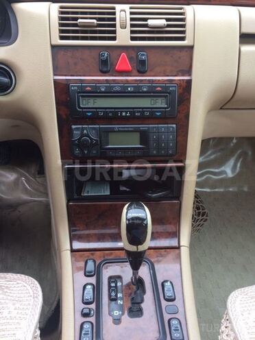 Mercedes E 240 2000, 336,966 km - 2.6 l - Yevlax