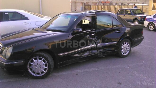Mercedes E 270 2001, 215,000 km - 2.7 l - Bakı