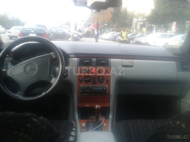 Mercedes E 230 1997, 300,000 km - 2.3 л - Bakı