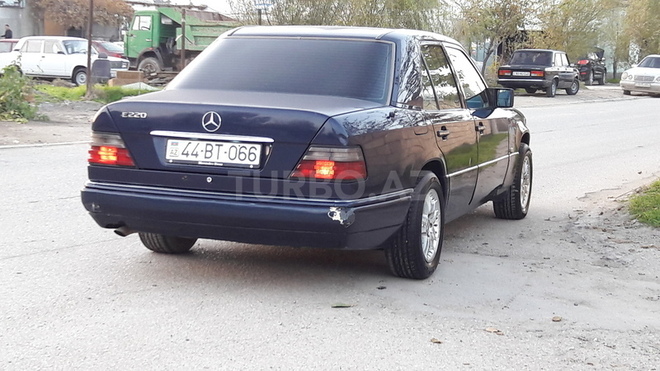 Mercedes E 220 1995, 25,000 km - 2.2 л - Sumqayıt