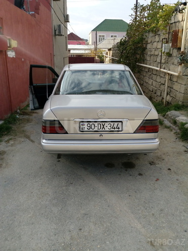 Mercedes E 200 1992, 285,760 km - 2.0 l - Bakı