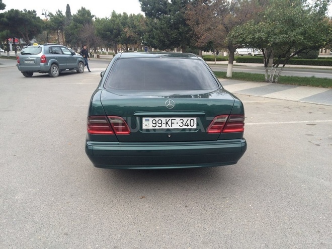 Mercedes E 220 2001, 250,000 km - 2.2 l - Bakı