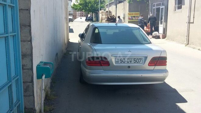 Mercedes E 320 2001, 153,900 km - 3.2 l - Bakı