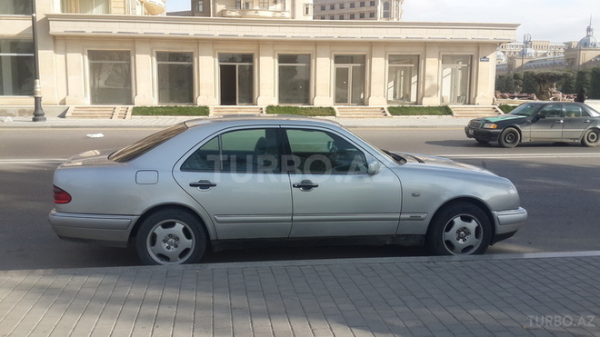 Mercedes E 230 1995, 442,000 km - 2.3 l - Bakı