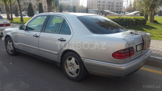 Mercedes E 230 1995, 442,000 km - 2.3 l - Bakı