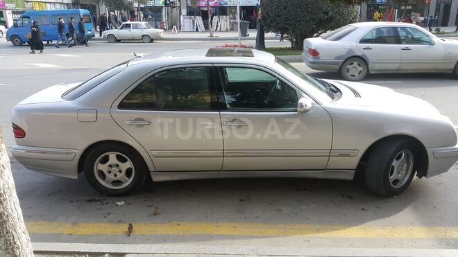 Mercedes E 220 2002, 228,888 km - 2.2 l - Sumqayıt