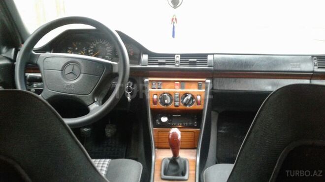 Mercedes E 280 1993, 425,683 km - 2.8 l - Bakı
