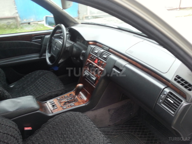 Mercedes E 220 1998, 480,000 km - 2.2 l - Zaqatala
