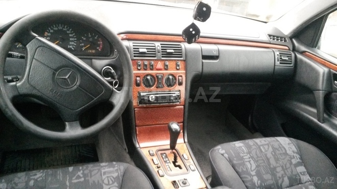 Mercedes E 220 1998, 275,000 km - 2.2 l - Sumqayıt