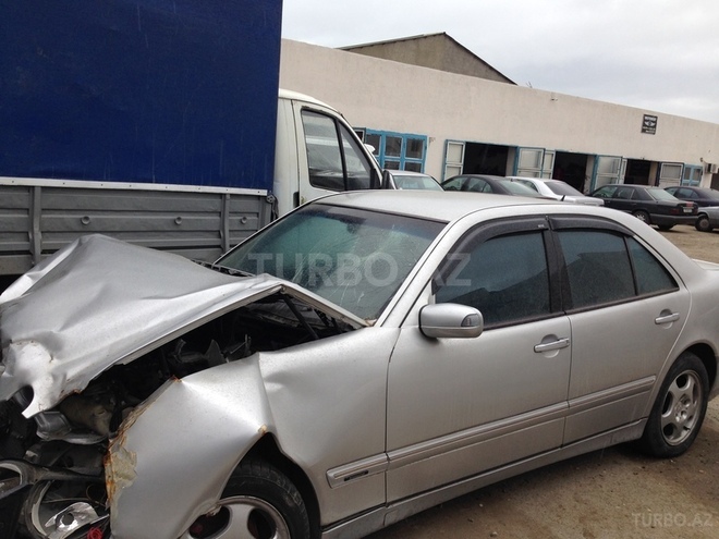 Mercedes E 220 2000, 300,000 km - 2.2 l - Bakı