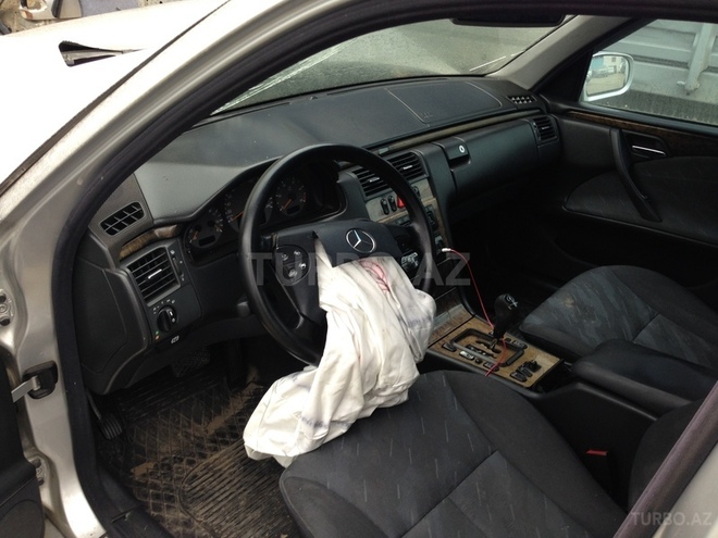 Mercedes E 220 2000, 300,000 km - 2.2 l - Bakı