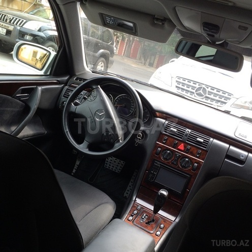 Mercedes E 220 2000, 301,000 km - 2.2 l - Bakı