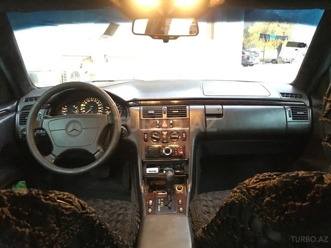 Mercedes E 230 1997, 265,000 km - 2.3 l - Bakı