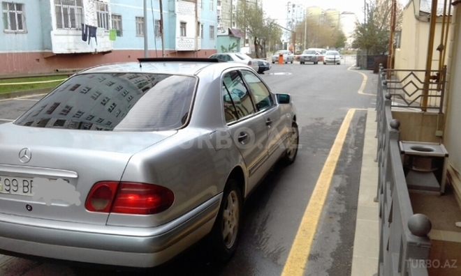 Mercedes E 220 1998, 380,000 km - 2.2 l - Sumqayıt