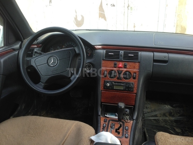 Mercedes E 230 1999, 210,000 km - 2.3 l - Bakı