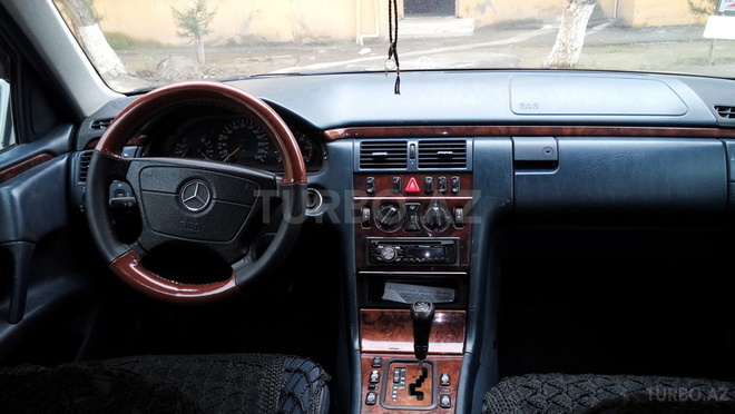 Mercedes E 220 1999, 220,000 km - 2.2 l - Sumqayıt