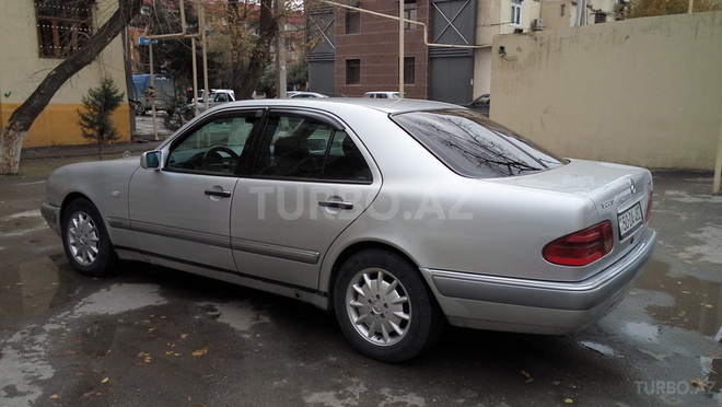 Mercedes E 220 1999, 220,000 km - 2.2 l - Sumqayıt