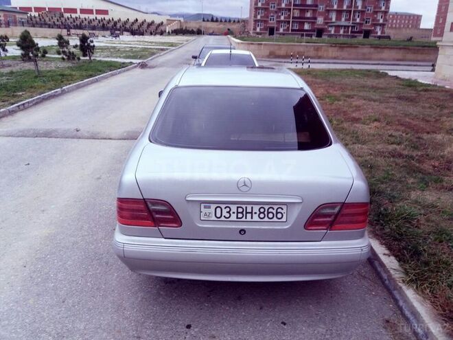 Mercedes E 220 2001, 270,000 km - 2.2 l - Bakı
