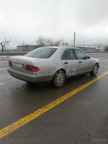 Mercedes E 220 1999, 295,000 km - 2.2 l - Şamaxı