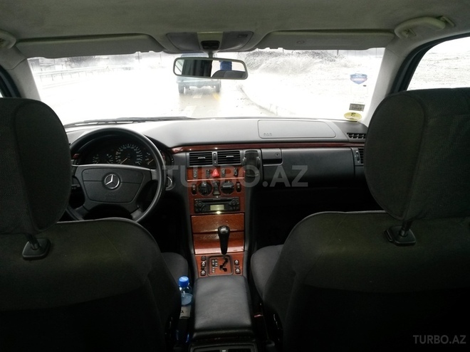 Mercedes E 220 1999, 295,000 km - 2.2 l - Şamaxı
