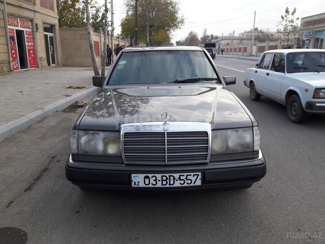 Mercedes E 200 1993, 296,000 km - 2.0 l - Bərdə